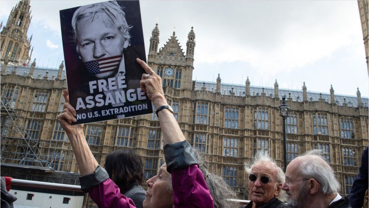Free Assange