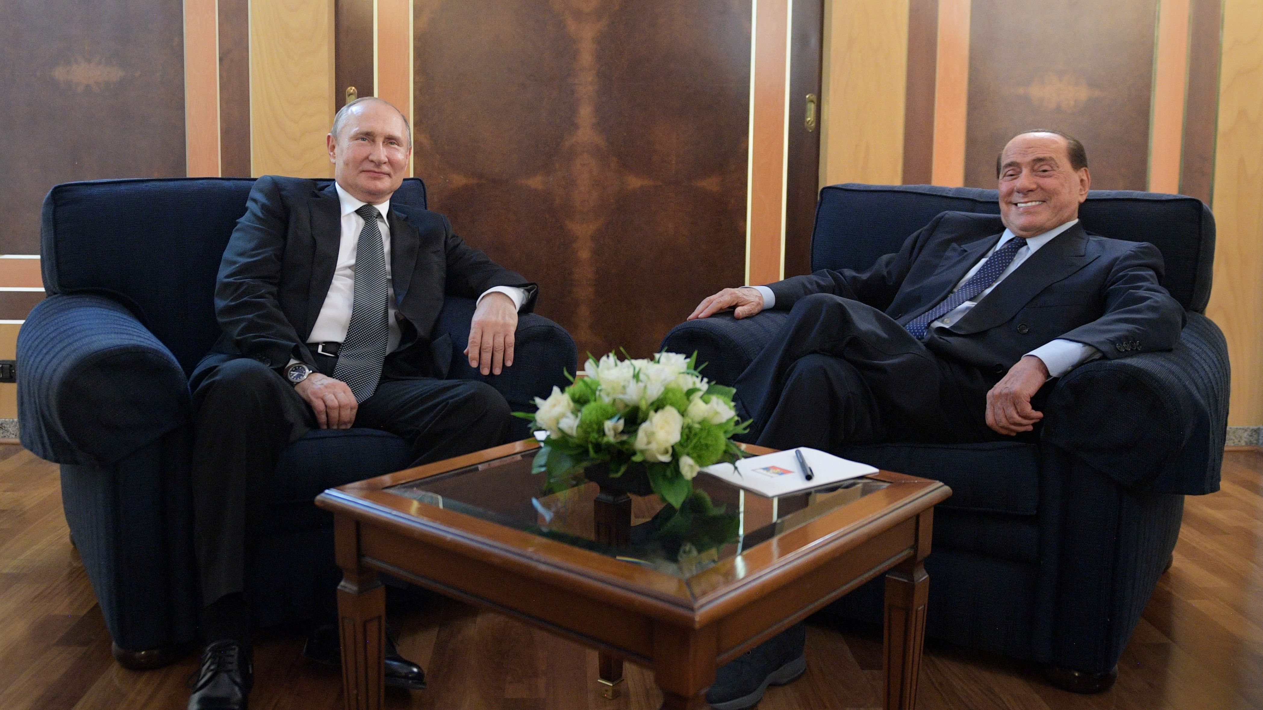 Wladimir Putin (links) und Silvio Berlusconi beim einem Treffen 2019.
