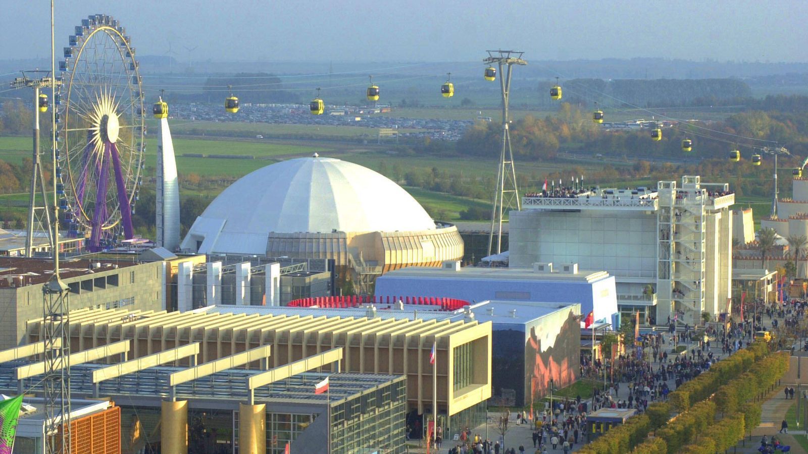 
                <strong>Die Expo findet in Hannover statt</strong><br>
                Die Weltausstellung "ExPo" findet in jenem Jahr in Hannover statt. Insgesamt 18 Millionen Besucher kommen in die Landeshauptstadt Niedersachens und besuchen die Pavillons von 155 Ländern.
              
