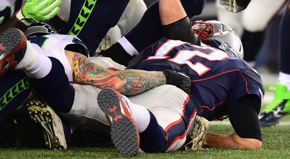 
                <strong>Verlierer: Tom Brady</strong><br>
                Nicht nur, dass Tom Brady gegen die Seahawks seine erste Interception der Saison warf. Viel schlimmer wiegt, dass die Patriots Sekunden vor Ende in vier Versuchen von der Ein-Yard-Linie keinen Touchdown erzielen konnten. Dabei versuchte es Brady u.a. mit einem Pass auf Tight End Rob Gronkowski und einem Quarterback-Sneak. Vergebens. Die Seahawks siegten 31:24. 
              