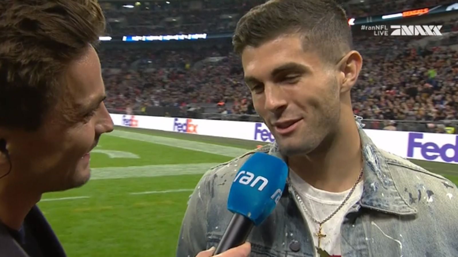 
                <strong>Christian Pulisic (New York Jets)</strong><br>
                Dass sich der ehemalige Dortmunder Christian Pulisic für die NFL begeistert, ist ziemlich klar. Aber für welchen Klub schlägt das Herz des gebürtigen Amerikaners? Im Interview mit ran verriet der Chelsea-Stürmer während des London-Spiels zwischen den Los Angeles Rams und Cincinnati Bengals: "Alle denken, ich wäre Philly-Fan, weil meine Familie aus Pennsylvania kommt, aber ich bin großer Anhänger der New York Jets." Die "Gang Green" darf sich also über prominente Unterstützung freuen.
              