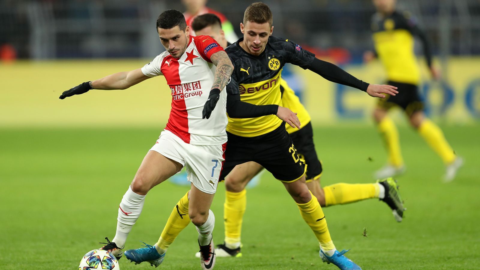 
                <strong>Thorgan Hazard (Borussia Dortmund)</strong><br>
                Fällt neben seinen Kollegen in der Offensive in der ersten Halbzeit etwas ab. Hazard kämpft sich jedoch spätestens ab der zweiten Halbzeit in die Partie und ist mit zunehmender Spielzeit immer gefährlicher. Der Belgier kann sich bei gleich mehreren Kontergelegenheiten für seine Leistungssteigerung letztlich nicht belohnen. ran-Note: 3
              