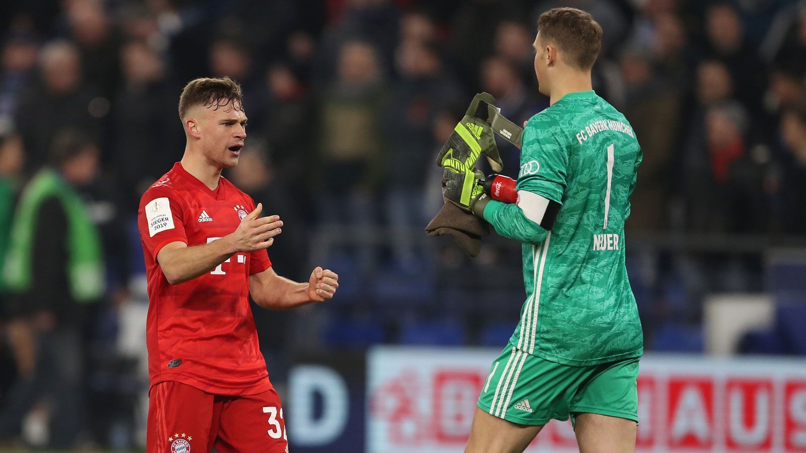 
                <strong>Die Dauerbrenner…</strong><br>
                In allen 32 Bundesliga-Spielen stand Manuel Neuer vom Anpfiff bis zum Schlusspfiff zwischen den Pfosten. Das macht 2.880 Minuten Einsatzzeit, ohne die nachgespielten Minuten. Bei den Feldspielern ist Joshua Kimmich der Dauerbrenner, der Nationalspieler kommt auf 2.721 Minuten. Viermal wurde der 25-Jährige ausgewechselt, einmal fehlte er gelbgesperrt.
              