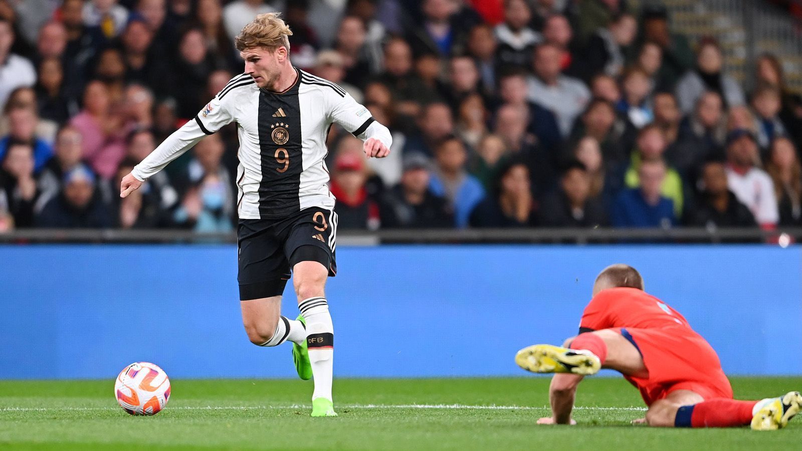 
                <strong>Timo Werner</strong><br>
                &#x2022; Verein: RB Leipzig<br>&#x2022; Position: Mittelstürmer<br>&#x2022; Länderspiele/-tore: 55/24<br>
              