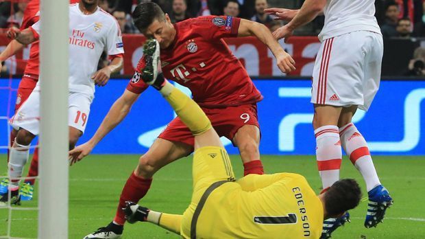 
                <strong>Robert Lewandowski</strong><br>
                Robert Lewandowski: Sehr bemüht, aber lang nicht so auffällig wie Ribery oder Müller. Mit Jardel und Lindelöf zwei echte Kettenhunde an seinen Fersen. Rückte daher immer wieder auf die Außen. ran-Note: 4.
              