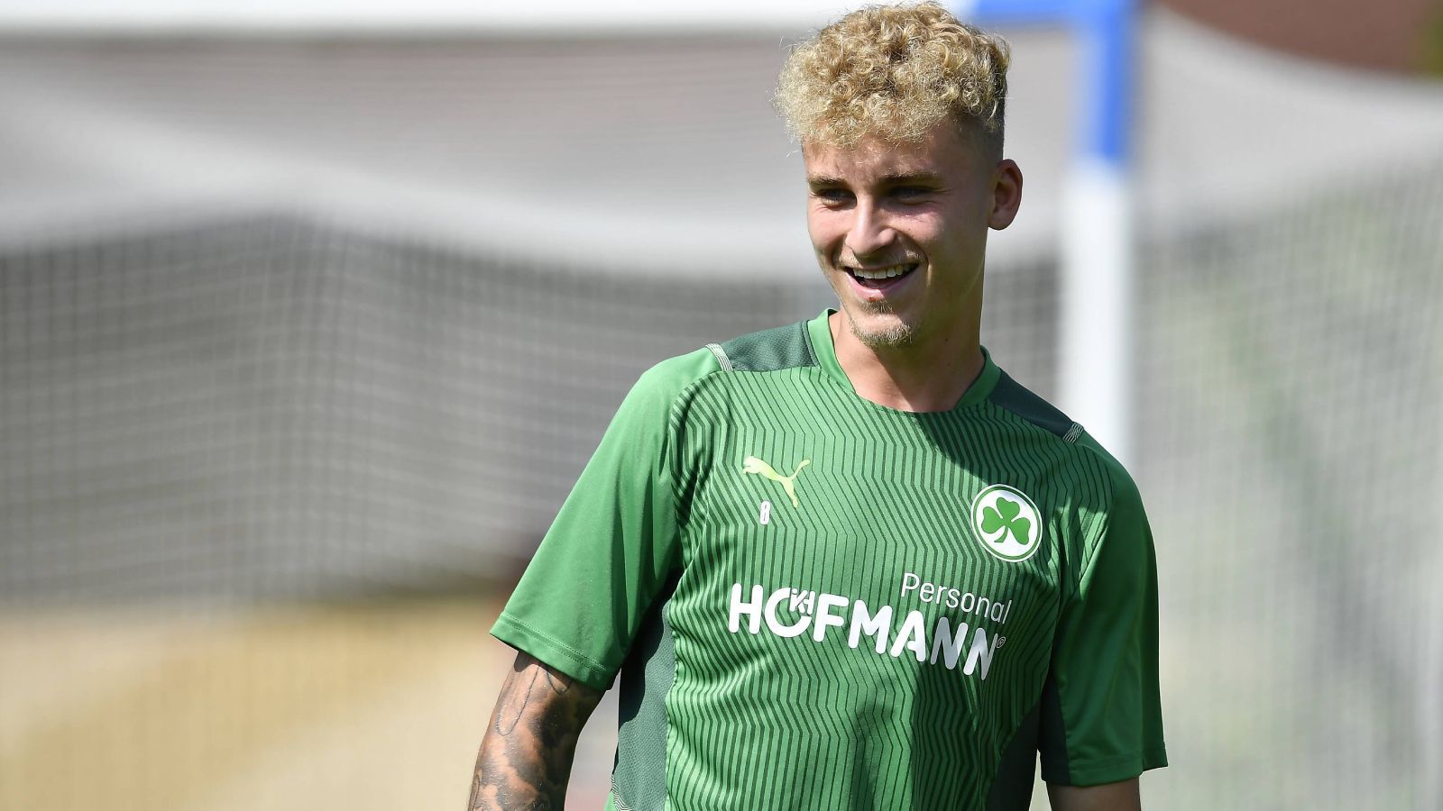 
                <strong>SpVgg Greuther Fürth</strong><br>
                Zugänge: Justin Hoogma (TSG 1899 Hoffenheim, Leihe), Gideon Jung (Hamburger SV), Luca Itter (SC Freiburg, Leihe), Adrian Fein (FC Bayern München), Nils Seufert (Arminia Bielefeld), Max Christiansen (SV Waldhof Mannheim), Jessic Ngankam (Hertha BSC, Leihe)Abgänge: Anton Stach (1. FSV Mainz 05), David Raum (TSG 1899 Hoffenheim), Paul Jaeckel (1. FC Union Berlin), Sebastian Ernst (Hannover 96), Mergim Mavraj (Türkgücü München), Alexander Lungwitz (Würzburger Kickers)Voraussichtliche Aufstellung m 1. Spieltag: Burchert - Meyerhöfer, Bauer, Jung, Itter - Sarpei - Seguin, Seufert - Green - Nielsen, Hrgota
              