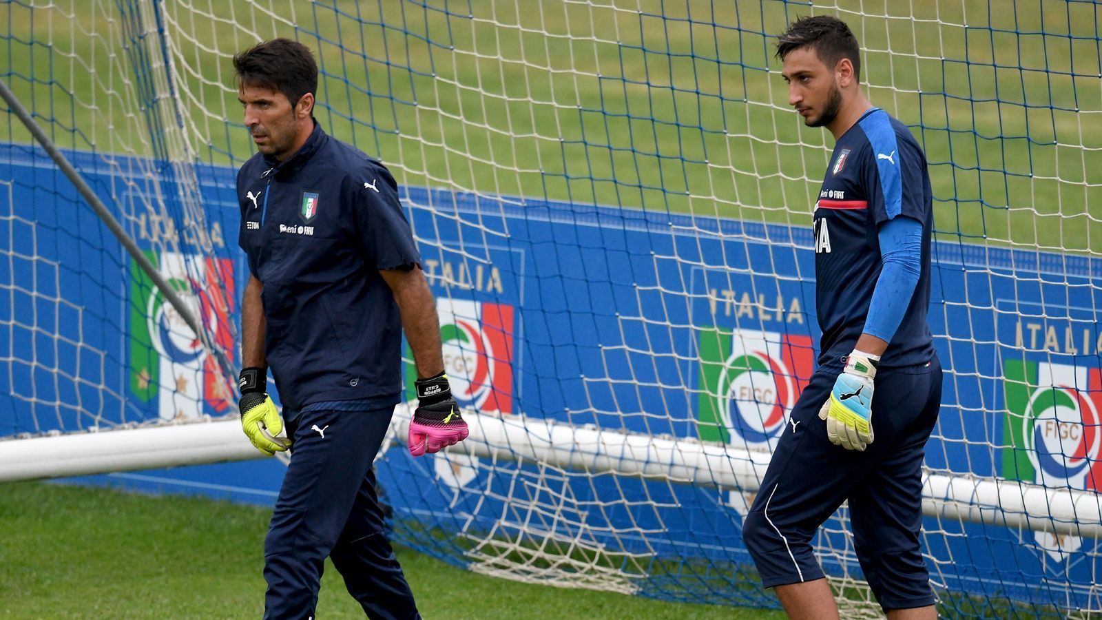 
                <strong>Gianluigi Donnarumma (Italien)</strong><br>
                Eigentlich ist das so eine Sache mit Nachfolgern von großartigen Sportlern. In die Fußstapfen eines Idols zu treten, ist oft schwer und für den Newcomer nur selten von Erfolg gekrönt. Gianluigi Donnarumma hat diese Aufgabe mit Bravour bestanden. 2016 gab er sein Debüt in der Nationalmannschaft Italiens, als er 17-jährig für Legende Gianluigi Buffon eingewechselt wurde.
              