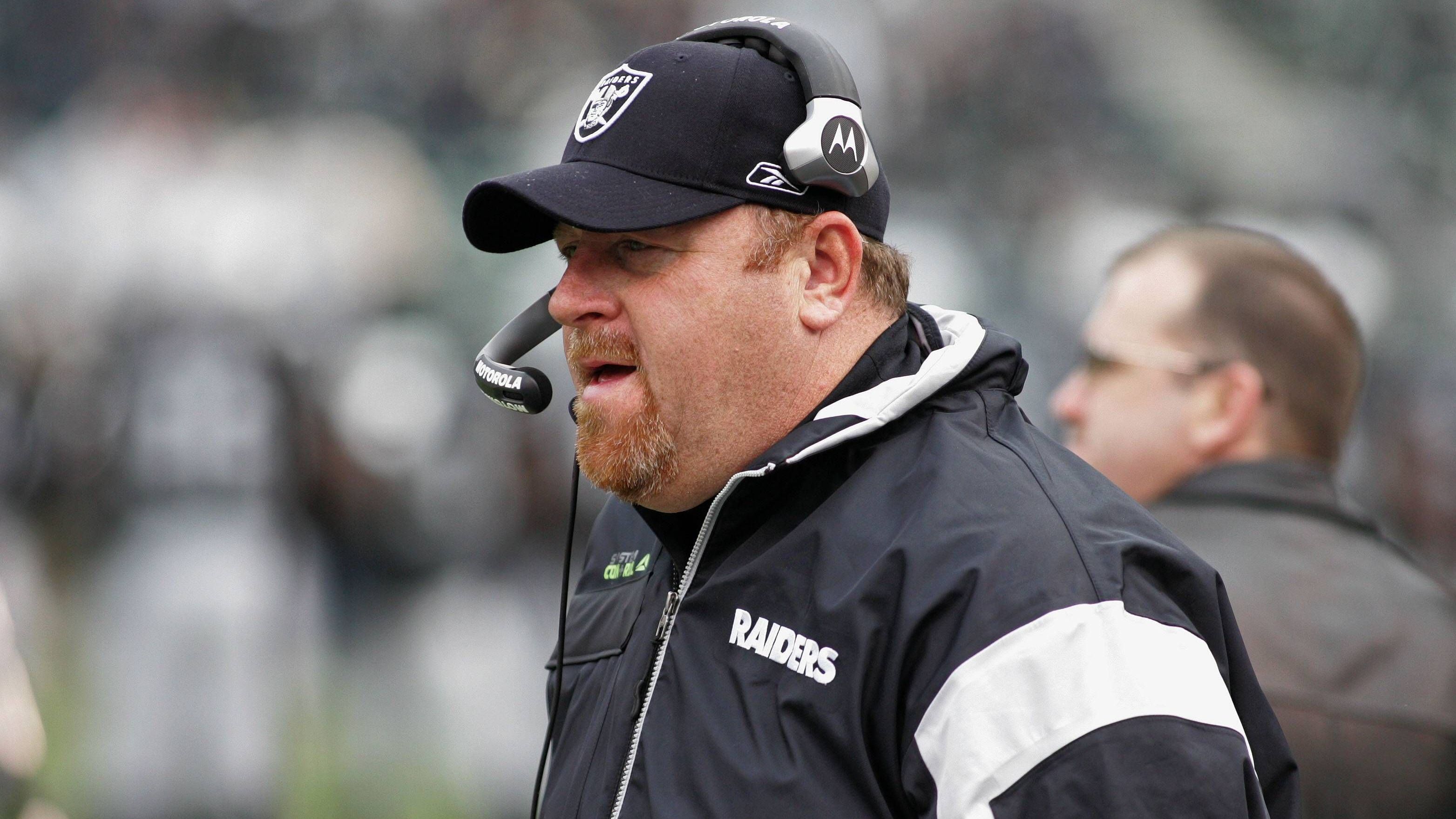 <strong>Tom Cable (Raiders, 2008-2010)<br></strong>Wie Tice war auch Tom Cable vor seiner interimsweisen Installierung als Head Coach für die O-Line zuständig. 2008 folgte er auf Lane Kiffin, der in den ersten vier Saisonspielen nur einen Sieg holte. Cable durfte noch vier Mal jubeln, letztlich reichte es zu einer Bilanz von 5:11.