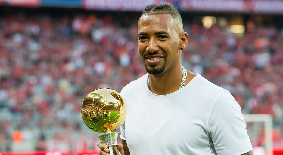 
                <strong>Deutschland: Jerome Boateng</strong><br>
                In Deutschland wird der Fußballer des Jahres seit 1960 von den Mitgliedern des Verbands Deutscher Sportjournalisten gewählt und gemeinsam mit dem "Kicker" geehrt. Berücksichtigt werden dabei nicht die Leistungen eines Kalenderjahres, sondern die der vergangenen Saison. Der Titel wird dementsprechend im Sommer vergeben. Titelträger 2016 ist Jerome Boateng vom FC Bayern München.
              