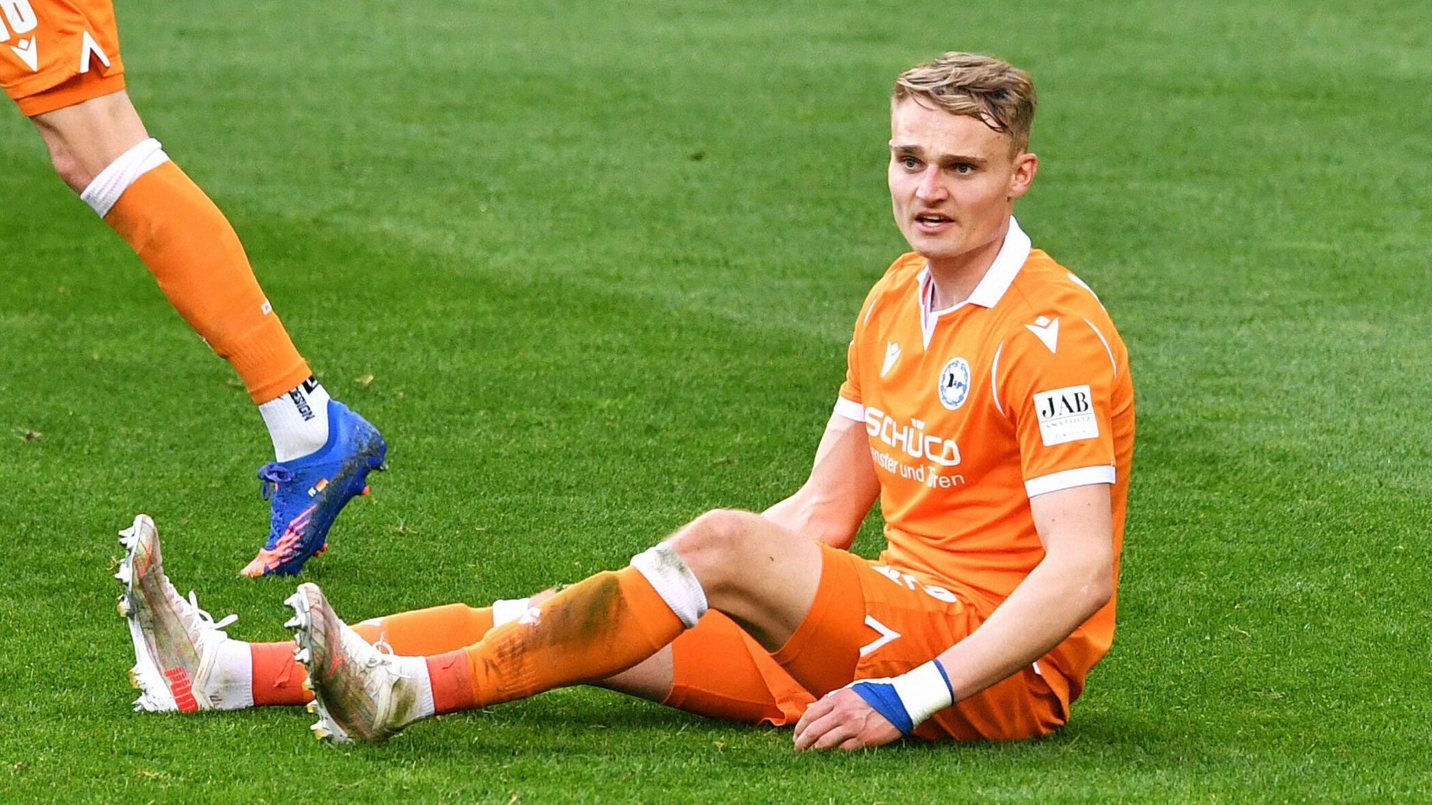 
                <strong>Amos Pieper (Arminia Bielefeld)</strong><br>
                Der Innenverteidiger von Arminia Bielefeld hat in der vergangenen Saison den nächsten Schritt nach vorne gemacht und seinen Durchbruch in der Bundesliga geschafft. Mit 30 Einsätzen bei der Arminia war Pieper ein wichtiger Bestandteil der Defensive von Trainer Frank Kramer. Pieper weiß, was er in Bielefeld für Möglichkeiten hat, sich zu entwickeln und ist einer Vertragsverlängerung im Sommer wohl nicht abgeneigt. Die Verantwortlichen werden Pieper sicherlich nur ungern ohne zu handeln in sein letztes Vertragsjahr gehen lassen, um einen ablösefreien Abgang nach der kommenden Saison zu verhindern.
              