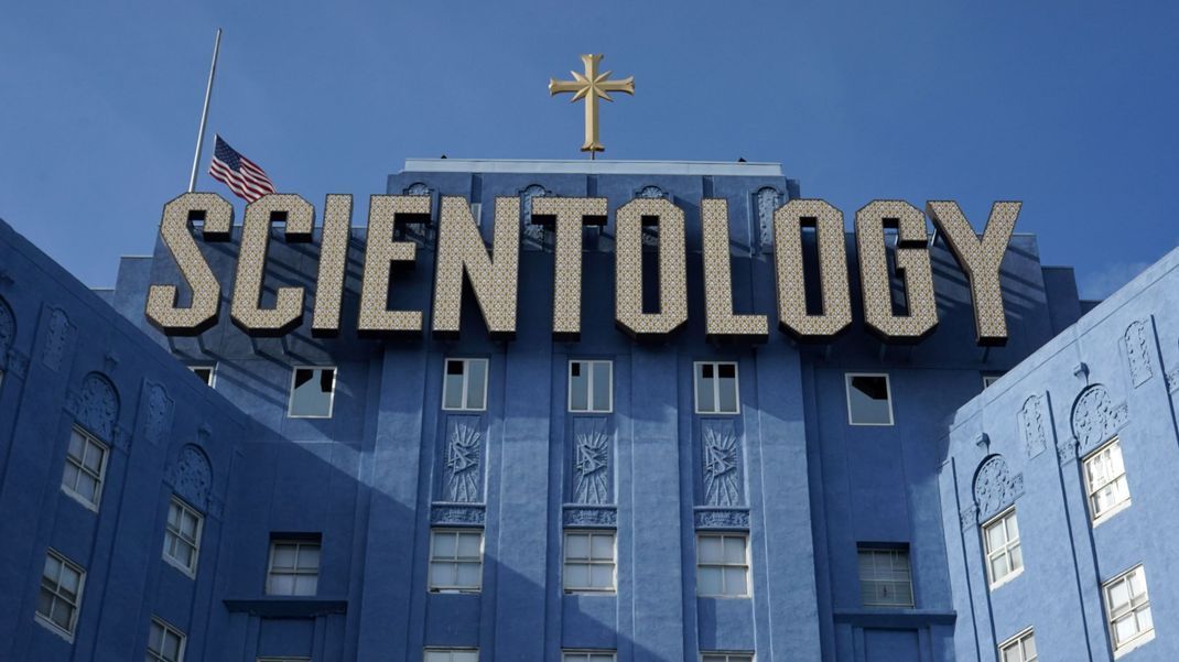 Zu den riesigen Gebäuden von Scientology (Hier in Los Angeles, USA) haben Journalist:innen keinen Zutritt.