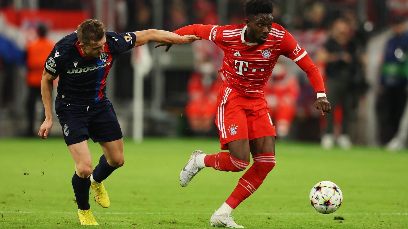 
                <strong>Alphonso Davies</strong><br>
                Hat auf seiner angestammten linken Seite keinerlei Probleme – weder offensiv, noch defensiv. Behält in einer brenzligen Situation den Überblick und spielt sich via Doppelpass im eigenen Strafraum frei. Seine Auswechslung in der Pause ist ein Ausdruck der Wertschätzung. Am Samstag wartet schließlich Borussia Dortmund. ran-Note: 2
              