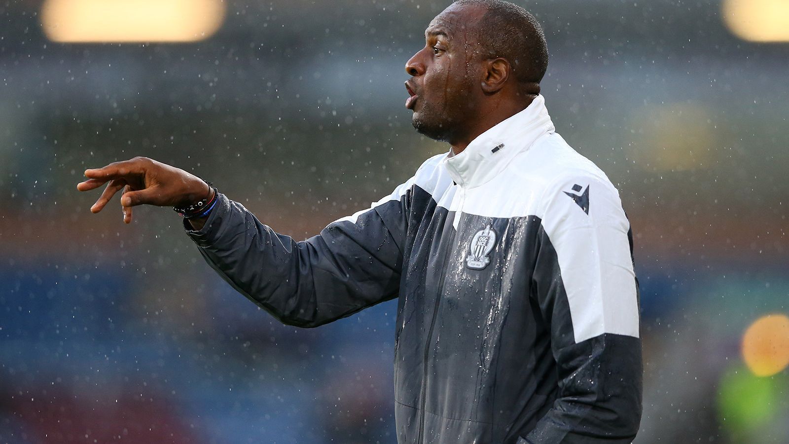 
                <strong>Ligue 1</strong><br>
                Und Olympique Marseille trauert um seinen ehemaligen Präsidenten Pape Diouf, der an den Folgen der Corona-Infektion verstorben ist. Nizzas Trainer Patrick Vieira (Foto) legt die Prioritäten derzeit fest. "Fußball ist nur zweitrangig. Stattdessen sollten wir versuchen, noch mehr zu geben und die Krankenhäuser auch finanziell zu unterstützen. Und den jungen Unternehmern zu helfen, damit sie ihr Business wieder aufnehmen können", sagt der 1998-Weltmeister mit Frankreich.
              