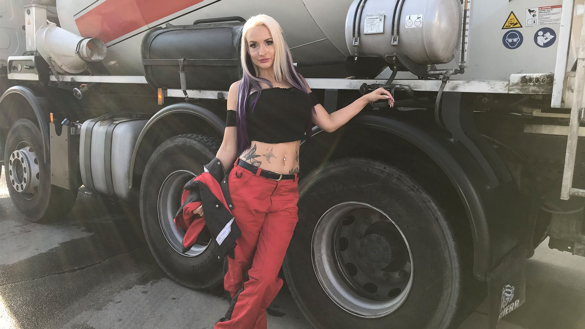 "Trucker Babe" Sarah posiert lässig.