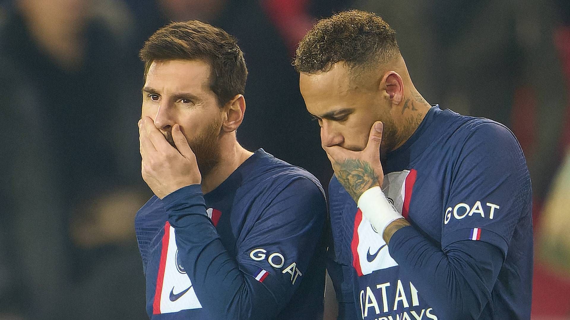 
                <strong>Messi und Neymar weg? PSG steht vor einem riesigen Umbruch</strong><br>
                Bei Paris Saint-Germain steht derzeit alles auf dem Prüfstand. Die Stimmung im Klub könnte kaum schlechter sein, Lionel Messi wird suspendiert und die Fans proben den Aufstand gegen die Transferpolitik samt ungemütlichem Besuch an der Geschäftsstelle. Sportlich ist das Thema Champions League bereits seit Monaten erledigt, sogar die Titelverteidigung in der Meisterschaft wackelt plötzlich. Im Sommer, so viel steht bereits fest, dürfte sich das Gesicht des Kaders massiv verändern, ein Umbruch scheint unvermeidlich. Wer könnte gehen? Und welche Stars könnten stattdessen den Weg nach Paris finden? ran macht den Check.
              