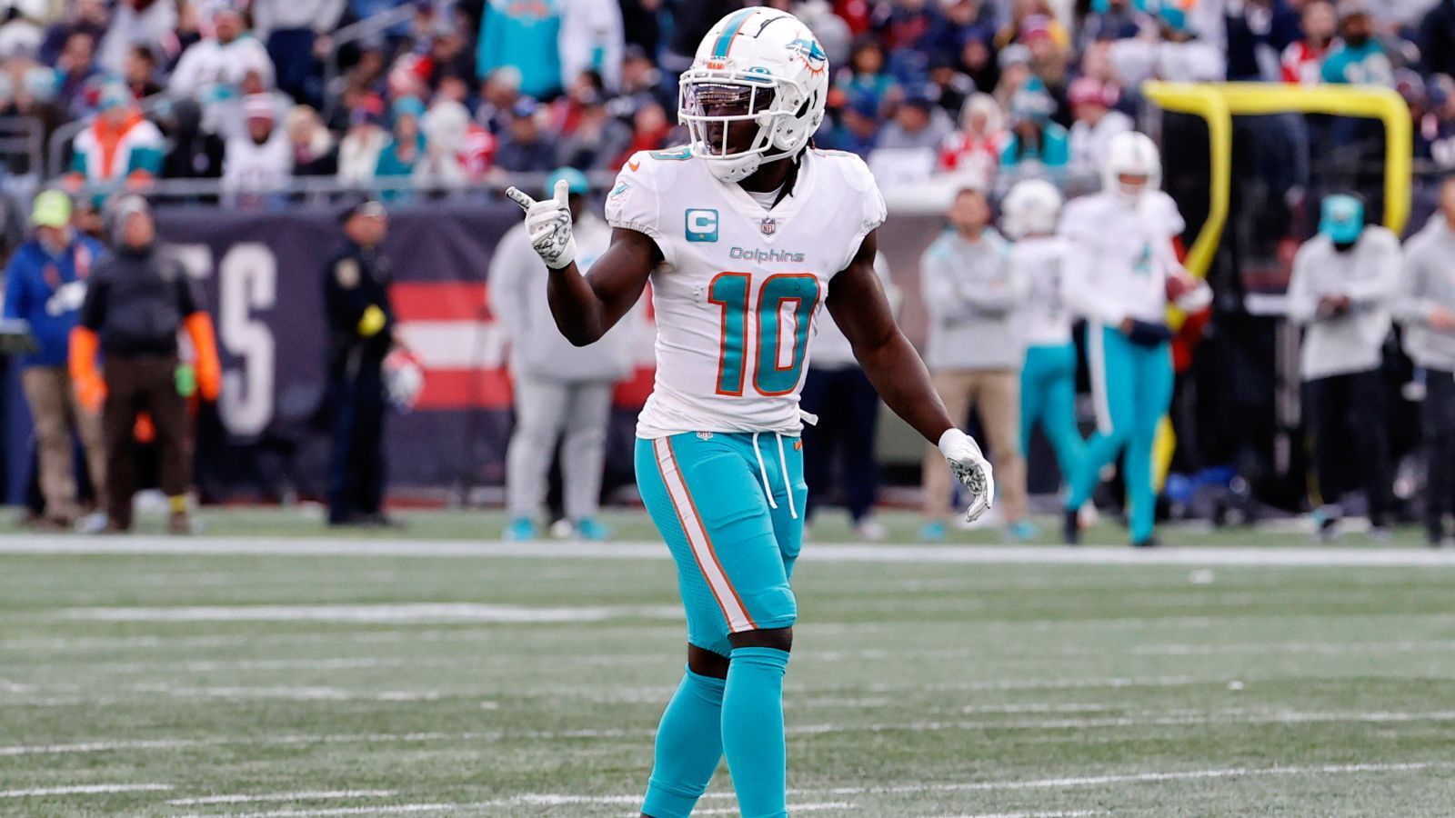 
                <strong>Tyreek Hill (Miami Dolphins)</strong><br>
                Schweren Herzens musste Reid seinen besten Receiver, Tyreek Hill, 2022 an die Miami Dolphins abgeben. Dort wurde er kurzerhand zum bestbezahlten Wide Receiver der NFL gemacht. Seine Statistiken untermauern das: 1.710 Yards und sieben Touchdowns sind unglaublich gut. Deutschland darf sich auf einen der, wenn nicht den besten Receiver der NFL in Frankfurt freuen.
              