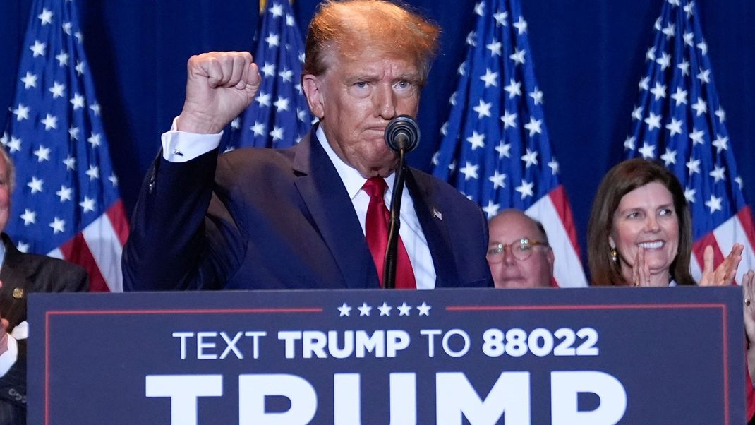 Donald Trump, ehemaliger US-Präsident und Bewerber um die Präsidentschaftskandidatur der Republikaner, gewinnt die Vorwahlen in Michigan.