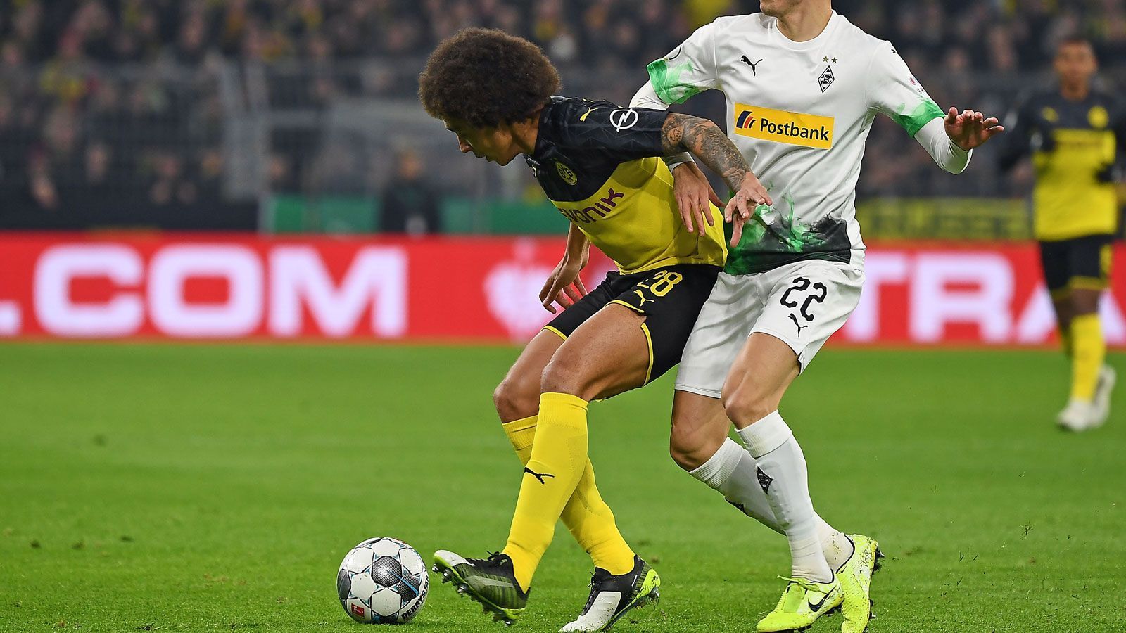 
                <strong>Axel Witsel (Borussia Dortmund)</strong><br>
                Ihm fällt diesmal auch die Aufgabe zu, die blutjunge Angriffsreihe zu dirigieren. Der Wuschelkopf stopft einige Löcher, aber nicht alle. Beim 0:1 zählt der Belgier zur Fehlerkette, weil er Wendt völlig unbehelligt flanken lässt. ran-Note: 4
              