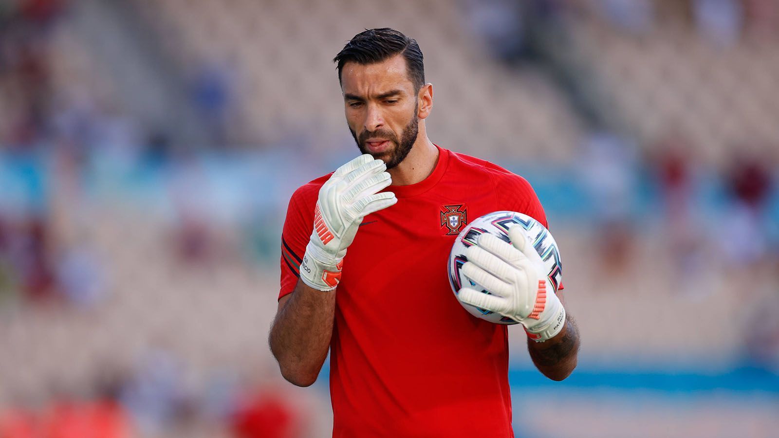 
                <strong>Rui Patricio (AS Rom)</strong><br>
                Der neue Roma-Trainer Jose Mourinho ist weiter auf Einkaufstour und hat sich nun einen Landsmann geschnappt. Von den Wolverhampton Wanderers verpflichtete die Roma den Torhüter Rui Patricio. Nach Klubanagaben wird für den 33-Jährigen eine Ablöse in Höhe von 11,5 Millionen Euro fällig. In Rom unterschreibt Portugals Nationalkeeper einen Vertrag bis 2024.
              