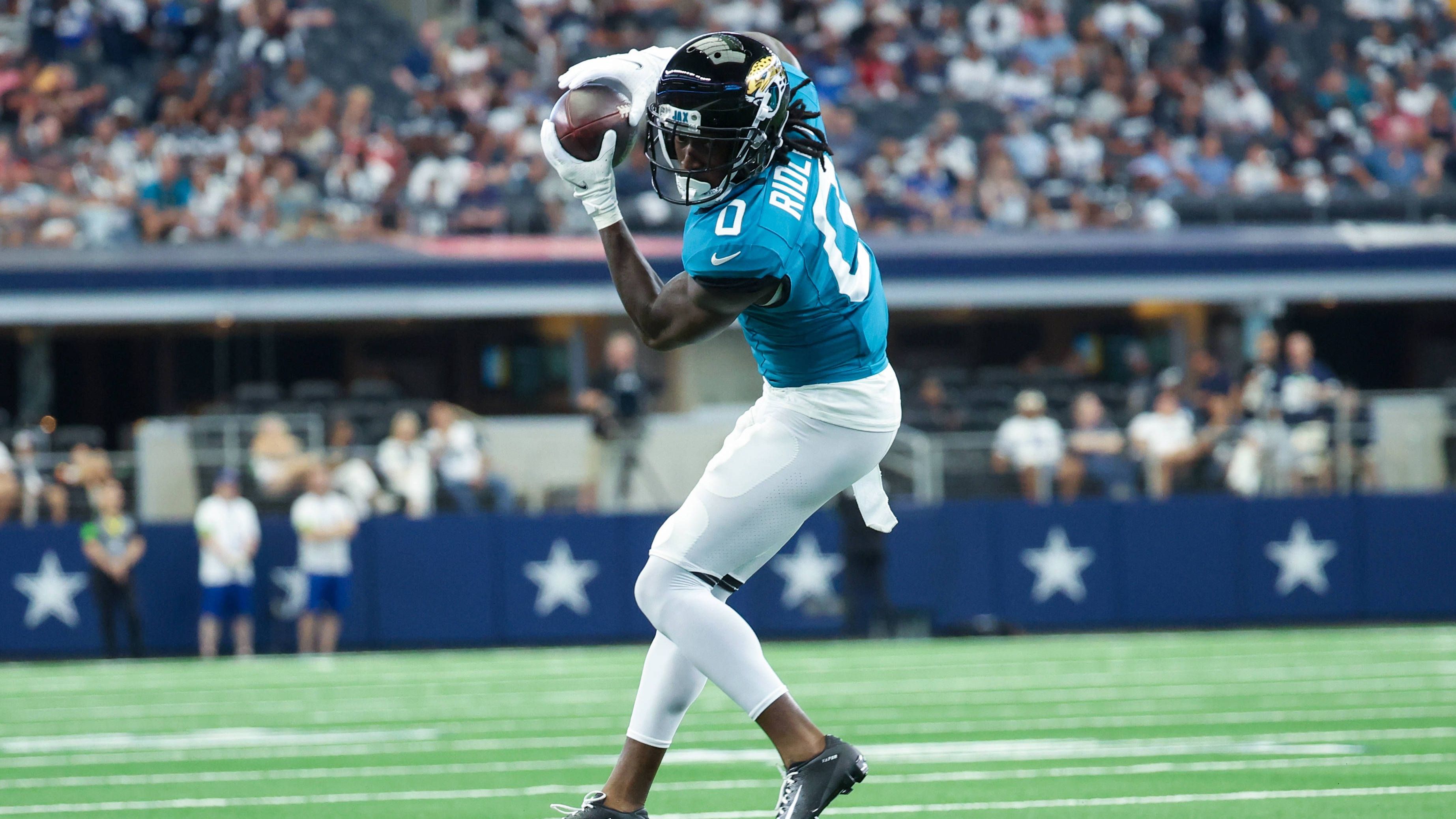 <strong>Jacksonville Jaguars: Wide Receiver Calvin Ridley</strong><br>Die Jaguars verpflichteten Calvin Ridley zwar bereits im vergangenen November, doch der Wide Receiver war 2022 für die gesamte Saison gesperrt und wird nun zum ersten Mal für Jacksonville auflaufen. Ridley könnte Quarterback Trevor Lawrence dazu verhelfen, den nächsten großen Schritt zur Elite der Liga zu machen.