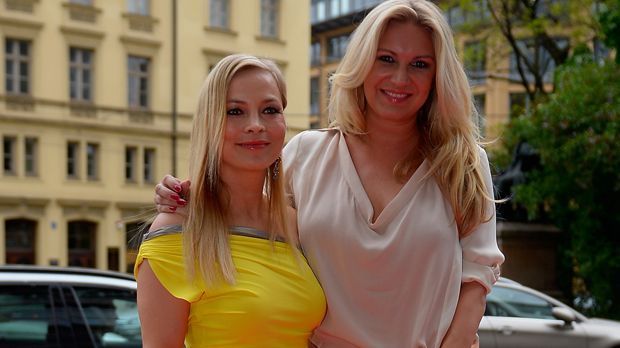 
                <strong>Regina Halmich und Magdalena Brzeska</strong><br>
                Die langjährige Profiboxweltmeisterin Regina Halmich (l.) kam mit der 26-maligen Deutschen Meisterin in der Rhythmischen Sportgymnastik Magdalena Brzeska (r.) zur Party. 
              