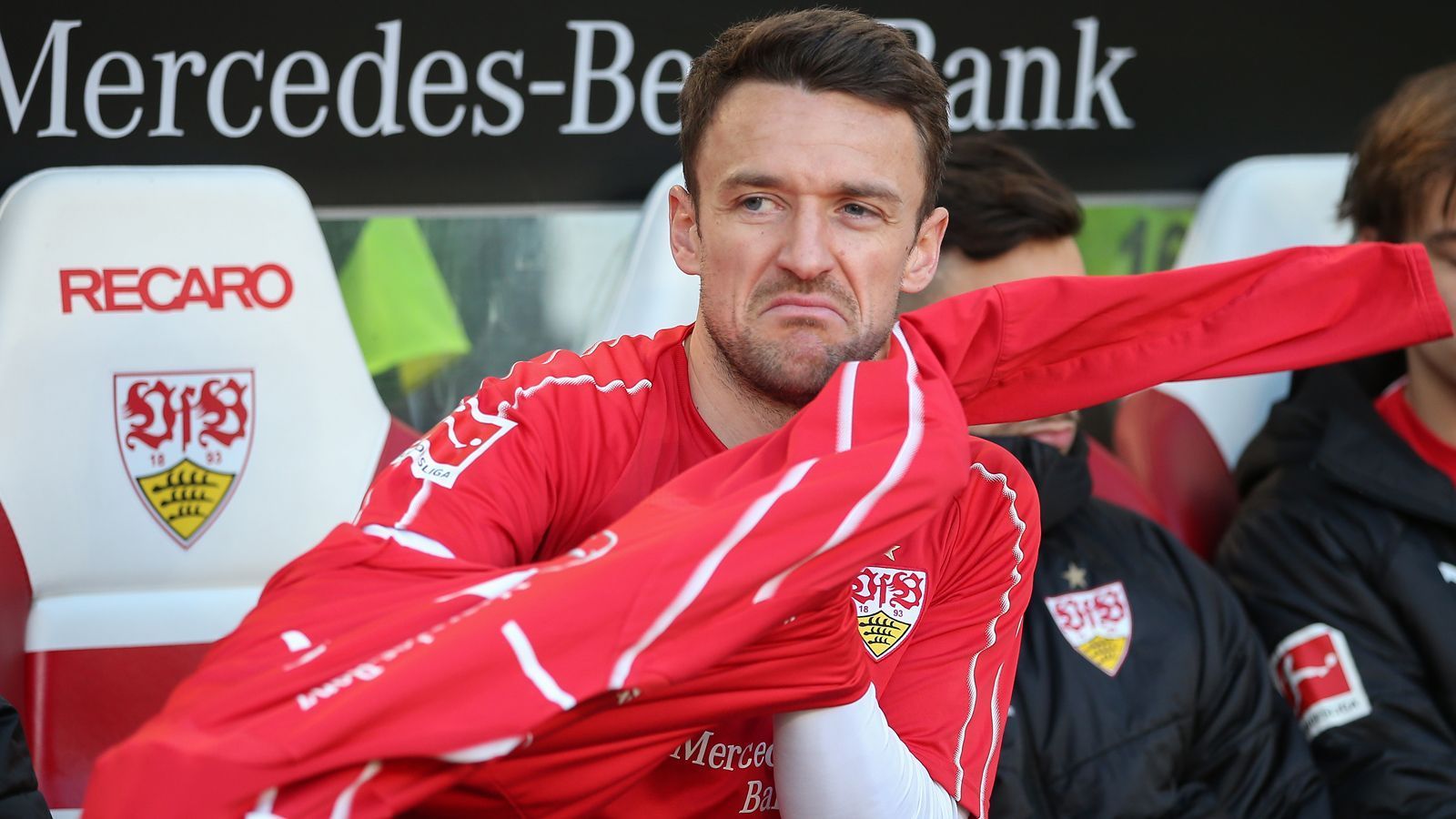 
                <strong>Christian Gentner</strong><br>
                Für einen möglichen Neuanfang scheint wohl auch der bisherige Kapitän Christian Gentner keine allzu guten Karten zu haben. Der 33-Jährige spielte zwar in der laufenden Saison in 26 Bundesliga-Begegnungen für die Stuttgarter, doch der Vertrag des Mittelfeldspielers läuft am Saisonende aus. Bereits im August 2018 erklärte Gentner im "Kicker", dass er vorzeitig verlängern wolle - daraus wurde bislang aber offensichtlich nichts. So steht die Zukunft Gentners beim VfB derzeit in den Sternen.
              