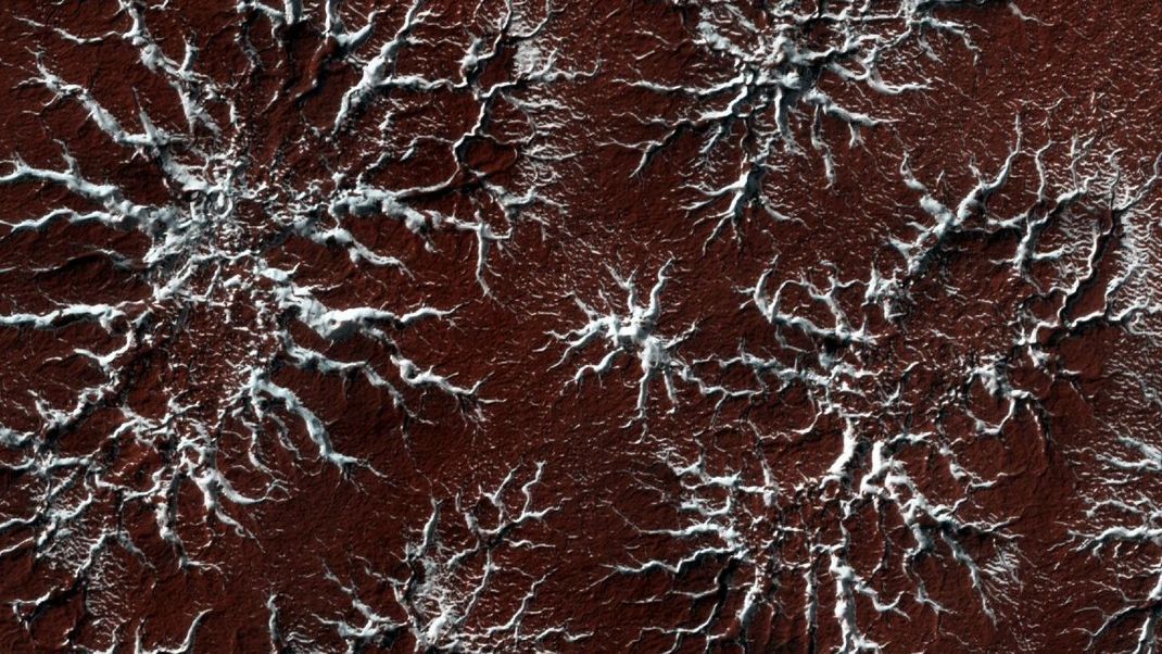 Bereits 2007 wurden die Spinnen-Formationen auf dem Mars von der US-Raumsonde Mars Reconnaissance Orbiter entdeckt.