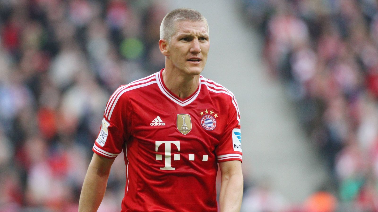 
                <strong>Platz 22: Bastian Schweinsteiger (FC Bayern München)</strong><br>
                &#x2022; Strafe: 15.000 Euro<br>Im Jahr 2003 feierte der damals 18-jährige Schweinsteiger bis tief in die Morgenstunden. Vor dem Bundesliga-Duell gegen Borussia Dortmund fand das Cheftrainer Ottmar Hitzfeld nicht besonders toll. Neben einer Standpauke vor versammelter Mannschaft soll Schweinsteiger laut "Bild" eine Geldstrafe in Höhe von 15.000 Euro – angeblich ein damaliges Monatsgehalt des Youngsters – aufgebrummt bekommen haben.
              