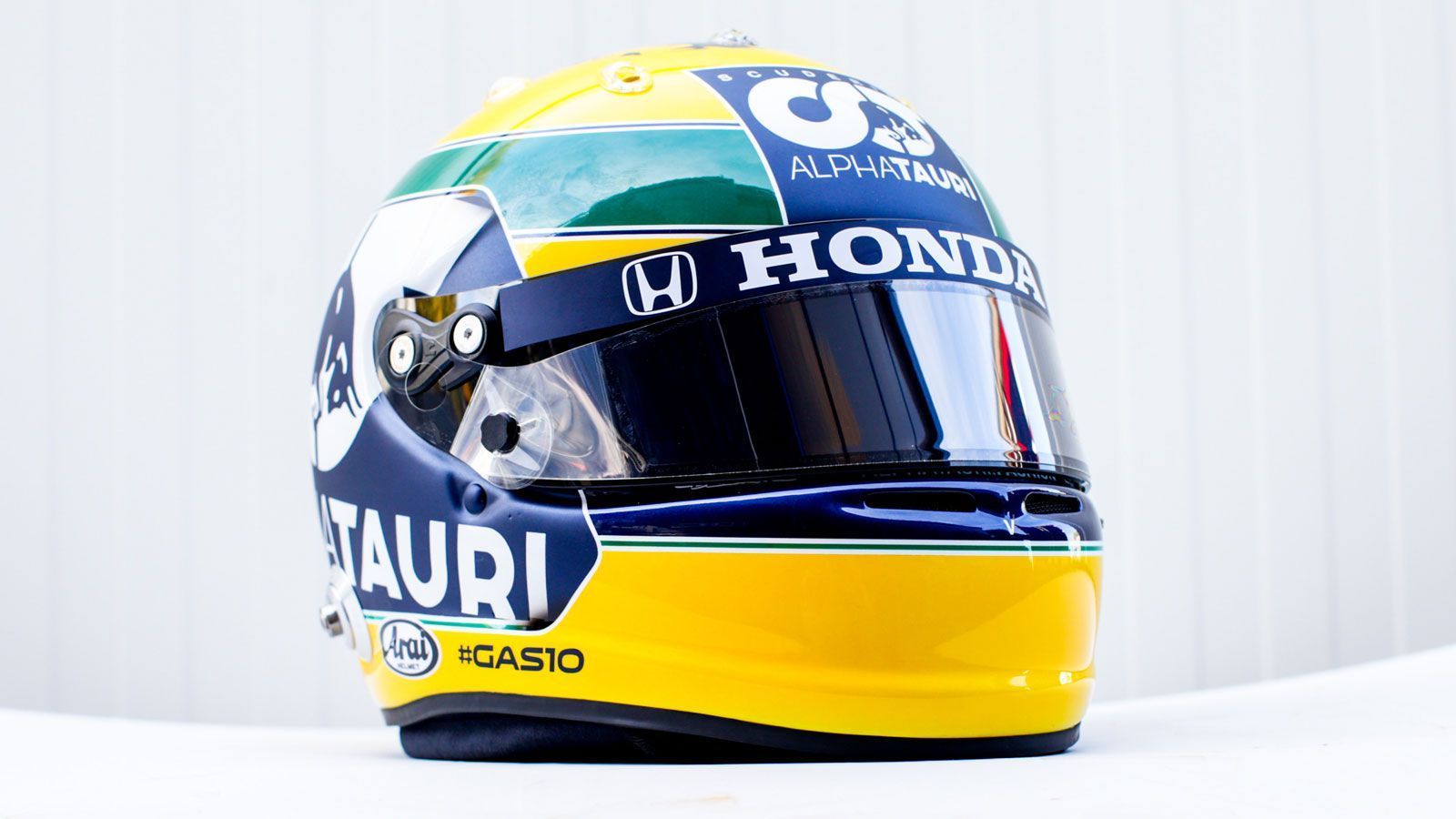 
                <strong>Ein Markenzeichen Sennas</strong><br>
                Der auffällige gelbe Helm prägte die Formel 1 in den 1980er- und 1990er-Jahren und ist bis heute ein bekanntes Markenzeichen Sennas. Das Design, welches die brasilianischen Landesfarben beinhaltet, wurde später auch von Sennas Neffen Bruno Senna verwendet. Auch Formel-1-Weltmeister Lewis Hamilton fuhr viele Jahre mit einem ähnlichen Design und erwies seinem großen Vorbild damit die Ehre.
              