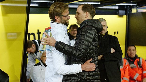 
                <strong>Umarmung für den Nachfolger</strong><br>
                Auch für seinen Nachfolger gibt es eine Umarmung: Das erste Aufeinandertreffen von Jürgen Klopps mit dem neuen BVB-Trainer.
              