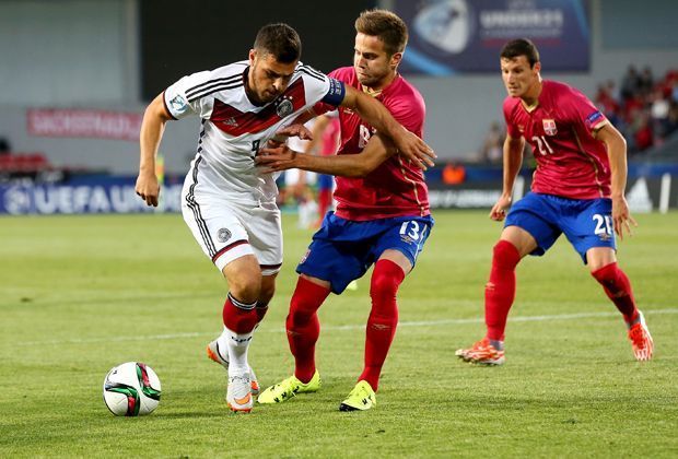 
                <strong>Kevin Volland</strong><br>
                Viel unterwegs, arbeitet auf der rechten Seite auch immer wieder nach hinten mit. Bereitet den Ausgleich mit einem klugen Rückpass an den Sechzehnmeterraum auf Emre Can vor, kommt allerdings nur selten zum Abschluss. ran-Note: 3
              