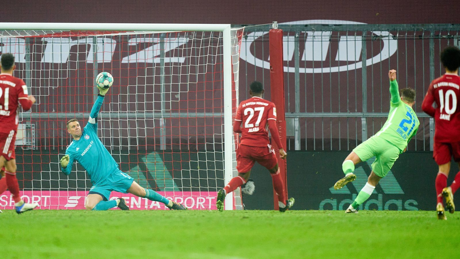 
                <strong>Torwart: Manuel Neuer (FC Bayern München)</strong><br>
                Die Wahl im Tor kann nur über den Welttorhüter des Jahres gehen. Neuer trug in seiner unnachahmlichen Art dazu bei, dass Bayern München gleich fünf Titel gewinnen konnte. Zwar zeigte er auch den ein oder anderen Wackler, dennoch ließ er 18-mal kein Gegentor zu und zeigte besonders in wichtigen Spielen wie im Champions-League-Finale, dass auf ihn zu 100 Prozent Verlass ist.
              