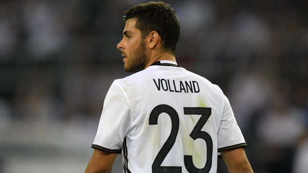 
                <strong>Kevin Volland</strong><br>
                Kevin Volland: Schlappe 20 Millionen Euro hat sich Bayer Leverkusen die Dienste des 24-Jährigen kosten lassen, Volland ist der Rekordtransfer des Klubs. Eine Bürde? Acht Pflichtspiele hat er absolviert, getroffen aber immer noch nicht, der Durchbruch lässt auf sich warten. Immerhin zeigte er zuletzt beim 2:0 gegen den BVB als Joker aufsteigende Tendenz, als er das zweite Tor einleitete. "Der Knoten wird bei ihm schon noch platzen", ist sich Bayer-Sportchef Rudi Völler sicher. Ein bisschen Ablenkung bei der Nationalmannschaft kann sicher nicht schaden.
              