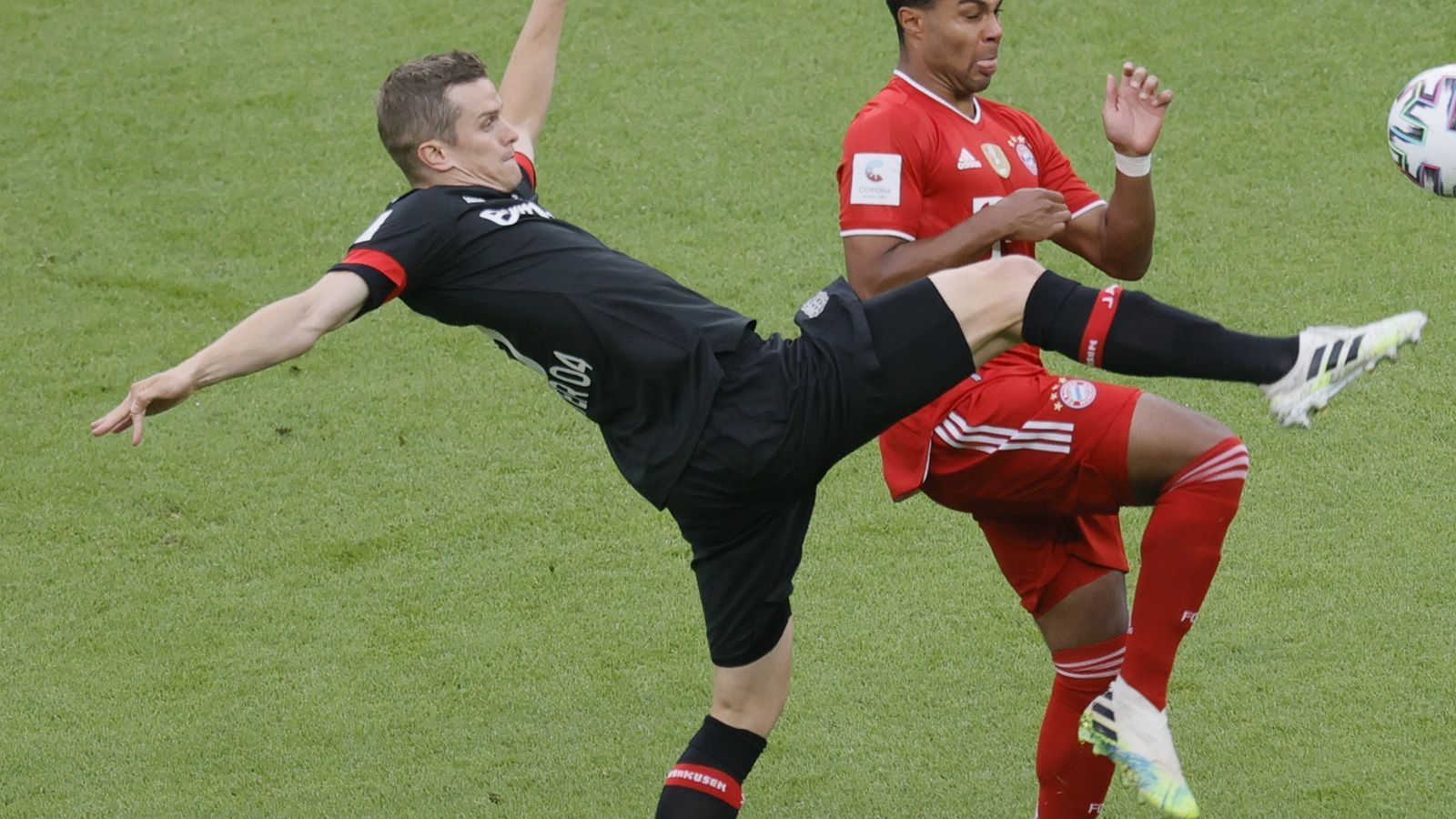 
                <strong>Sven Bender</strong><br>
                Der Zwillingsbruder von Lars hebt das Abseits beim 2:0 auf. Zwischen ihm und Tapsoba entstehen immer wieder große Lücken, weil Bosz hoch verteidigen lässt. Schöner Kopfballtreffer nach einer Ecke von Demirbay, dadurch bekamen die Leverkusen wieder Hoffnung. Aber der Treffer sollte nicht reichen. ran-Note: 3
              