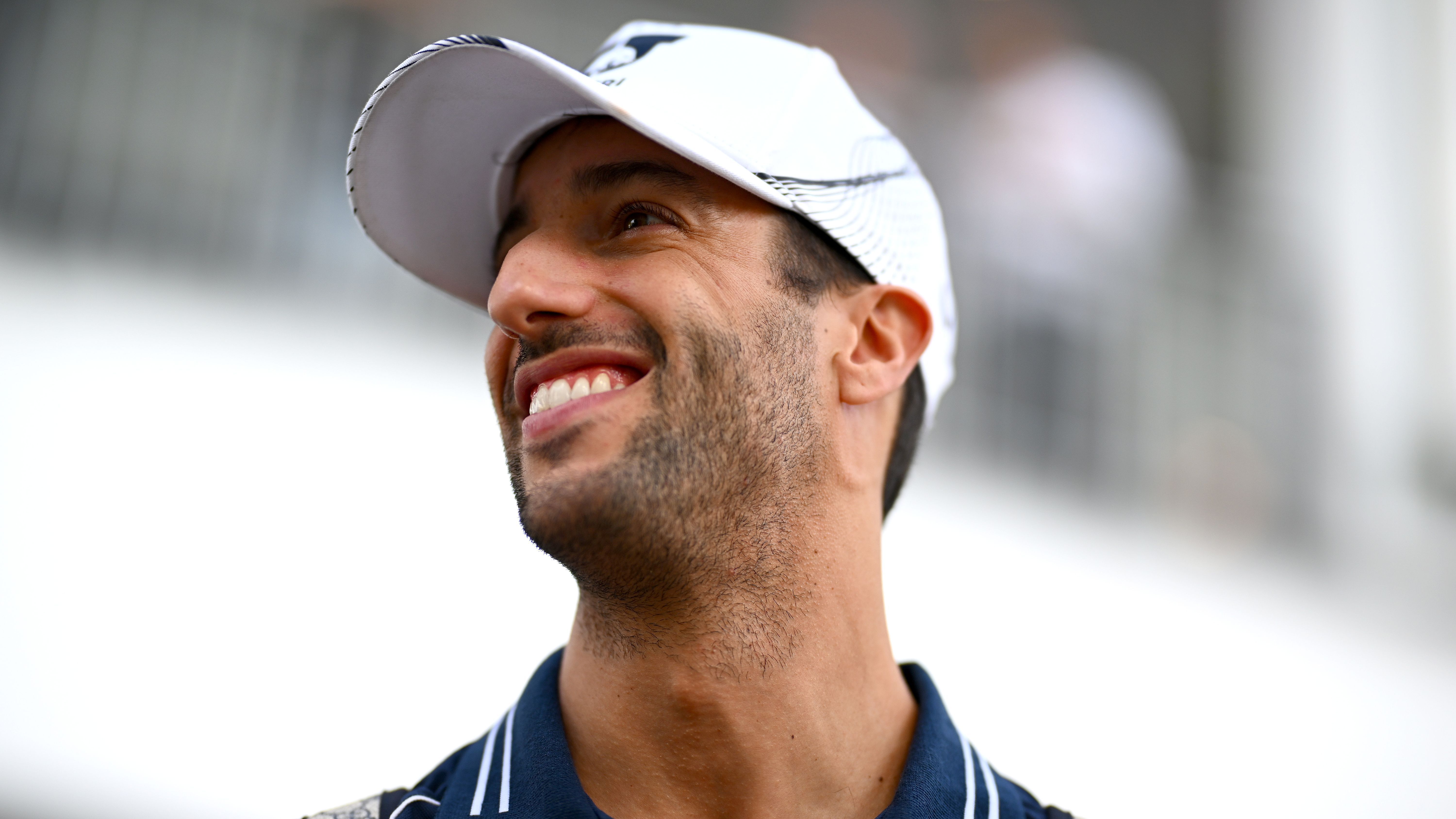 <strong>Daniel Ricciardo</strong><br>Die Rede ist von Daniel Ricciardo. Der "Honey Badger" wurde als Fahrer bei Alpha Tauri für das nächste Jahr bestätigt. Das Schwester-Team würde mit Sicherheit keine Steine in den Weg legen, wenn Red Bull anklopfen würde. Ricciardo verfügt über genug Erfahrung und kennt das Team. Er wäre mit Sicherheit die realistischste Option.