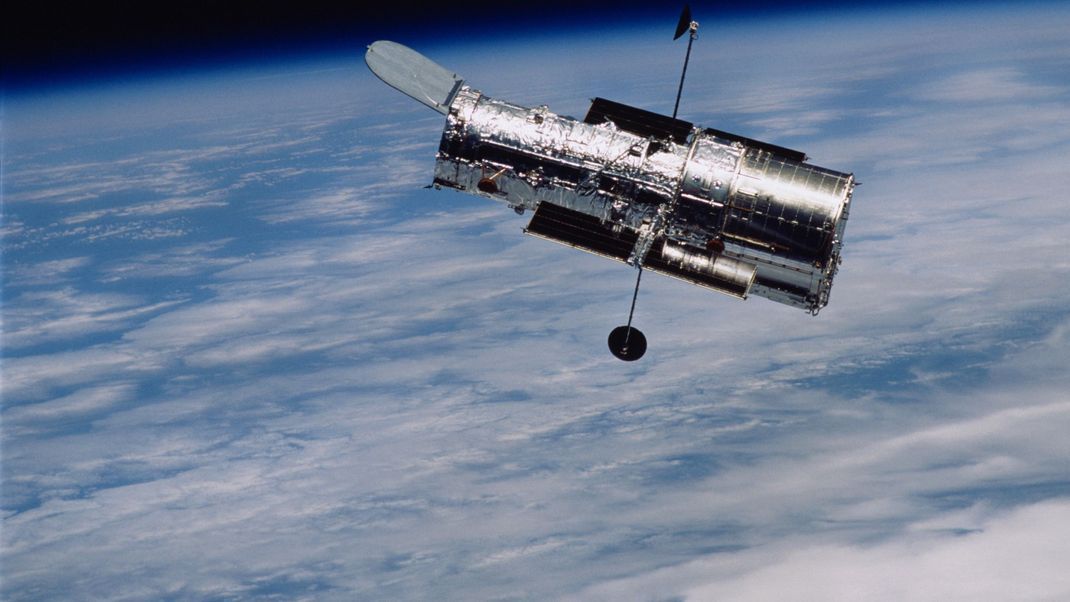Dem legendären Weltraumteleskop Hubble droht der Absturz - jetzt will die NASA eine Abschlepp-Mission in die Wege leiten.