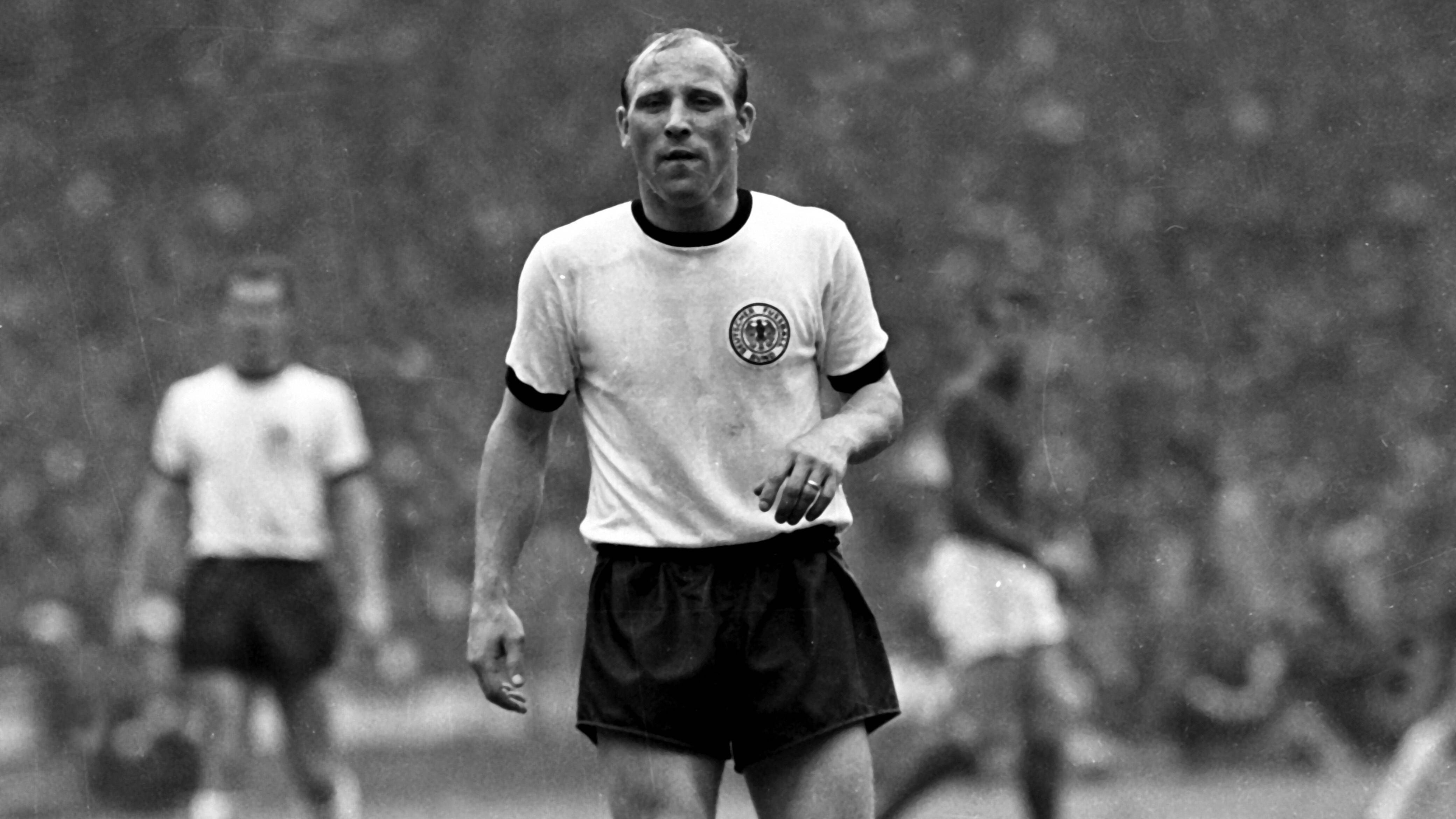 <strong>Uwe Seeler</strong><br>Die HSV-Legende schoss das DFB-Team nur wenige Monate nach seiner Verletzung mit seinem 2:1-Siegtreffer gegen Schweden zur WM 1966. Dort erzielte er zwei Tore und wurde mit der deutschen Nationalmannschaft Vize-Weltmeister. Erst 1972 beendete er seine Fußball-Karriere.