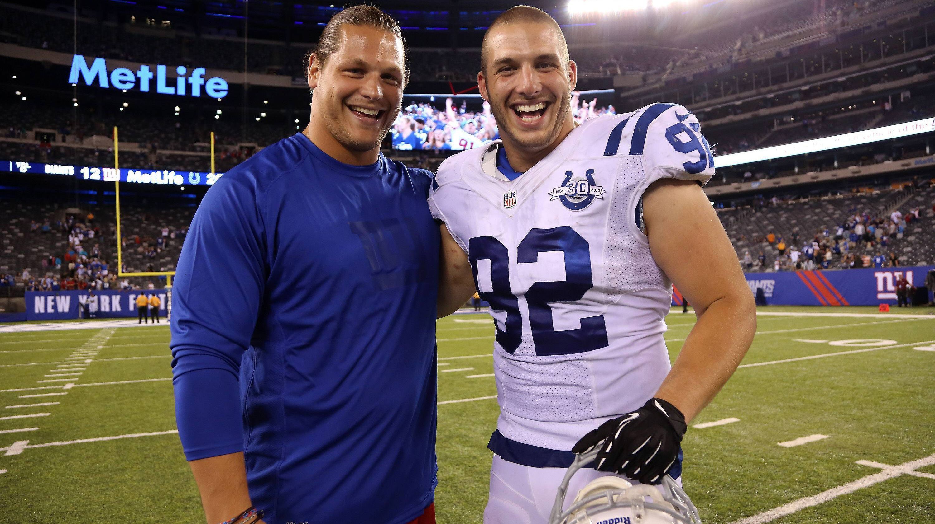 
                <strong>Fünf Deutsche in der NFL</strong><br>
                Erstmals gehen fünf Deutsche in der stärksten Football-Liga der Welt auf Eierjagd: Nach dem aktuellen Super-Bowl-Champion Sebastian Vollmer, Markus Kuhn (li.), Björn Werner (re.) und Kasim Edebali mischt nun auch Mark Nzeocha mit. Allerdings fehlt er noch verletzungsbedingt.
              