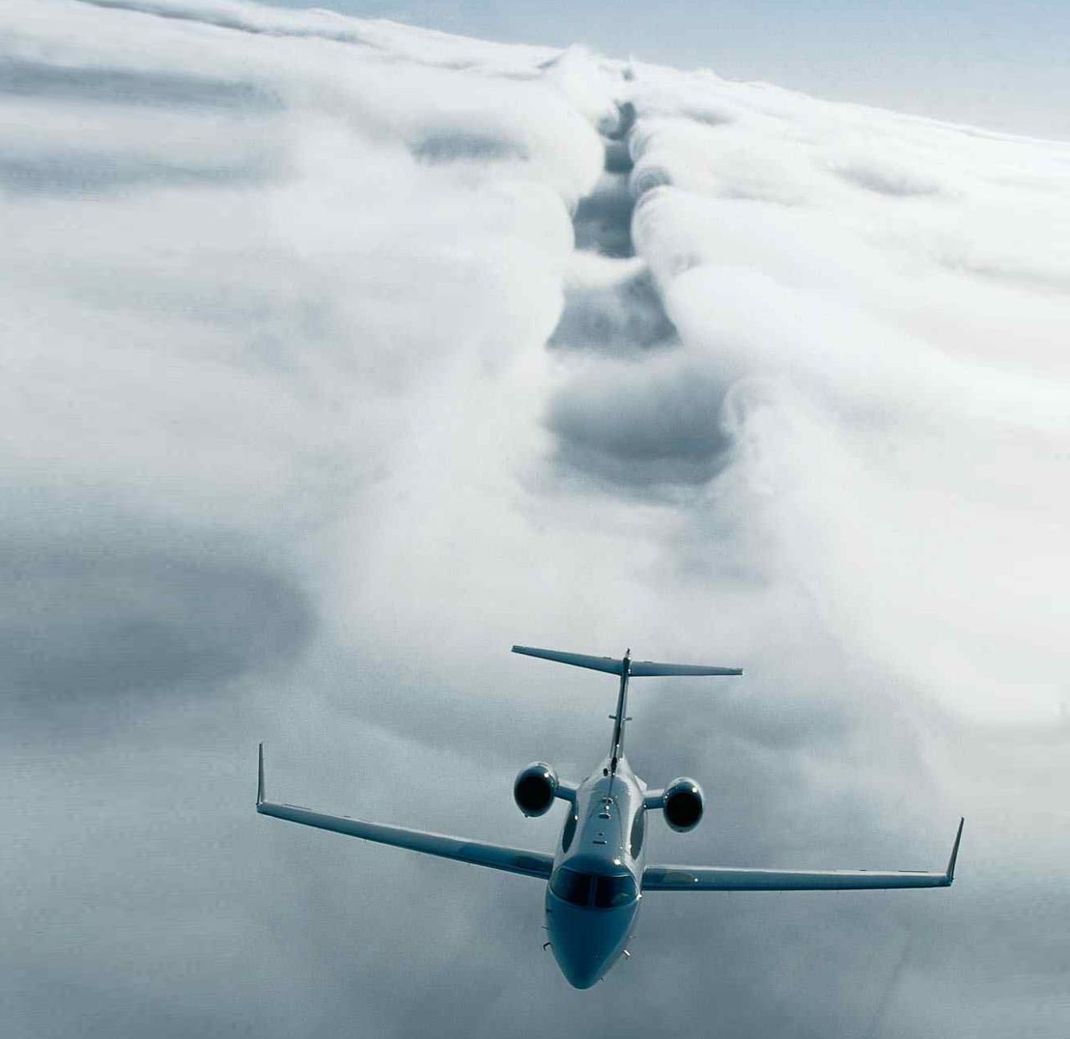 Der Auftrieb eines Flugzeugs lässt sich gut erkennen, wenn es knapp über einer Wolkendecke fliegt. Es hinterlässt dabei eine Schneise in den Wolken, verursacht durch die Luft, die seine Flügel nach unten drückt.
