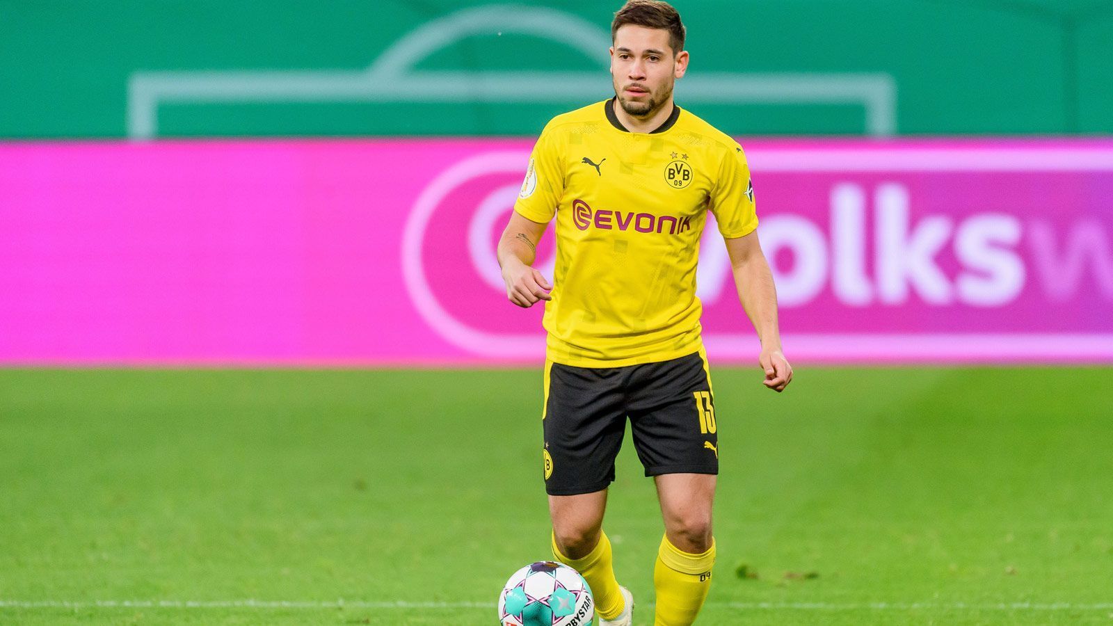 
                <strong>Raphael Guerreiro </strong><br>
                Der Linksverteidiger ist defensiv auf seiner Seite nicht gefordert, bringt sich dafür umso mehr in das Offensivspiel ein. Mit seiner Ballsicherheit und seiner Übersicht leitet er viele Angriffe ein, ist der Vorlagengeber zum 2:0. Die Kieler Gegenspieler bereiten ihm keinerlei Probleme. ran-Note: 2
              