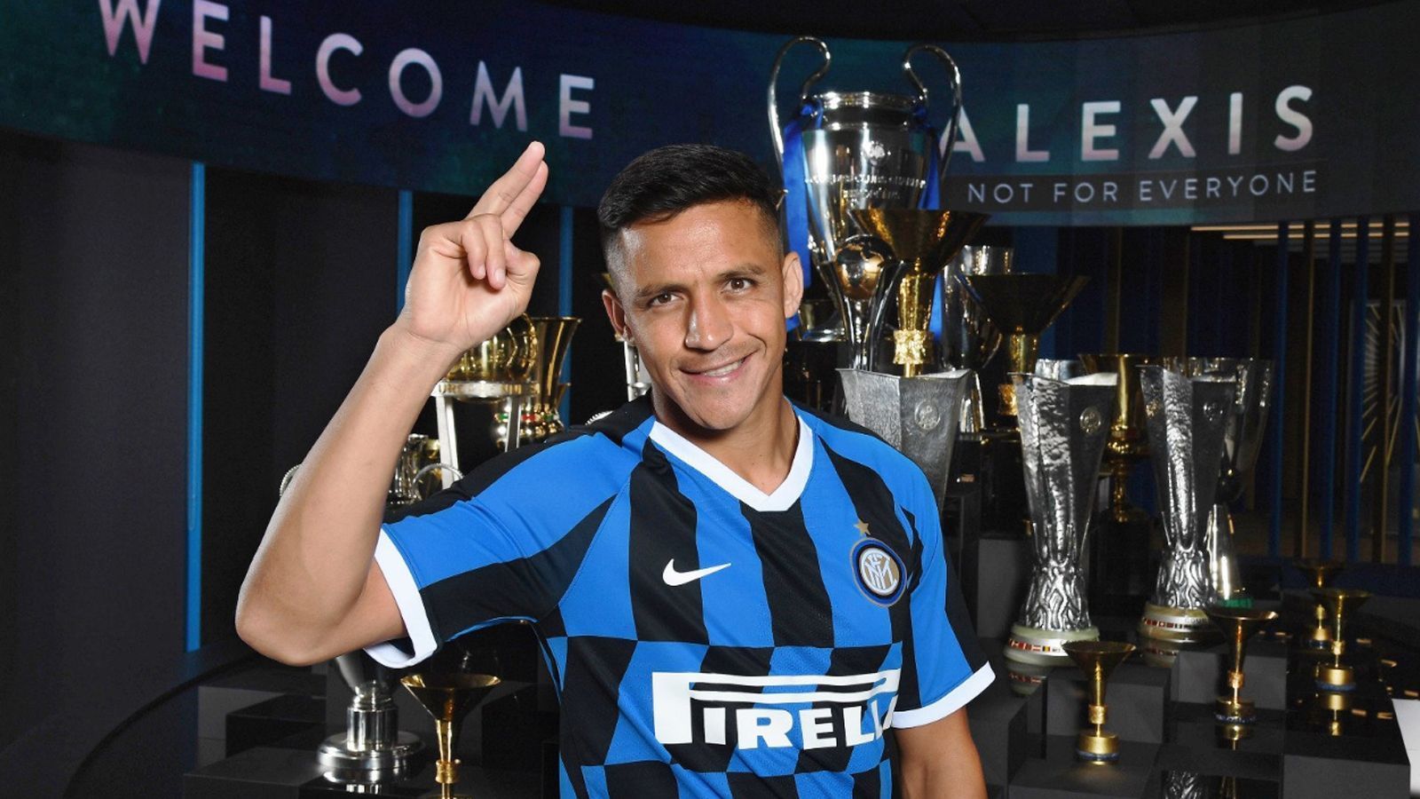 
                <strong>Alexis Sanchez (Inter Mailand)</strong><br>
                Nach Romelu Lukaku hat Inter Mailand erneut einen Spieler von Manchester United verpflichtet. Die "Nerazzurri" gaben die Leihe von Alexis Sanchez bekannt, der sich bei ManUtd nie durchsetzen konnte, aber zu den Akteuren mit dem höchsten Gehalt gezählt haben dürfte. Laut "Sky Italia" soll Inter nun fünf der zwölf Millionen Euro von Sanchez' Nettogehalt übernehmen, den Rest zahlen die Engländer weiter. Über eine Kaufoption gaben die Klubs hingegen nichts bekannt, somit steht der 30 Jahre alte Offensivspieler Sanchez nach jetzigem Stand nach der einjährigen Inter-Leihe noch bis 2022 bei Manchester United unter Vertrag. In Italien spielte der chilenische Nationalspieler einst schon für Udinese Calcio, bevor er 2011 zum FC Barcelona wechselte.
              