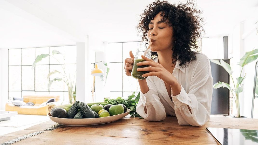 Von der richtigen Ernährung bis hin zur Körper- und Hautpflege – im Beauty-Artikel lest ihr, was ihr gegen Schuppenflechte tun könnt.