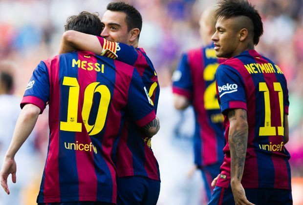 
                <strong>Platz 2: FC Barcelona</strong><br>
                Der FC Barcelona knackt bereits die Zwei-Millionen-Grenze. Die Trikots der Superstars um Lionel Messi und Neymar waren heiß begehrt. 2,44 Millionen Exemplare bedeuten Platz zwei. Geschlagen wird Barca nur ...
              