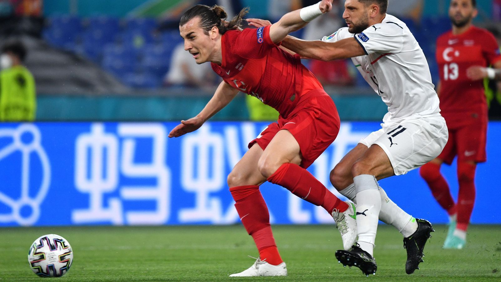 
                <strong>Caglar Söyüncü</strong><br>
                Gewinnt viele Luftzweikämpfe, tut sich am Boden aber schwer. Treibt seine Vordermänner an und dirigiert lautstark. Minimal stärker als Nebenmann Demiral, offenbart Defizite im Spielaufbau und findet mit seinen langen Bällen keinen Abnehmer. ran-Note: 4
              