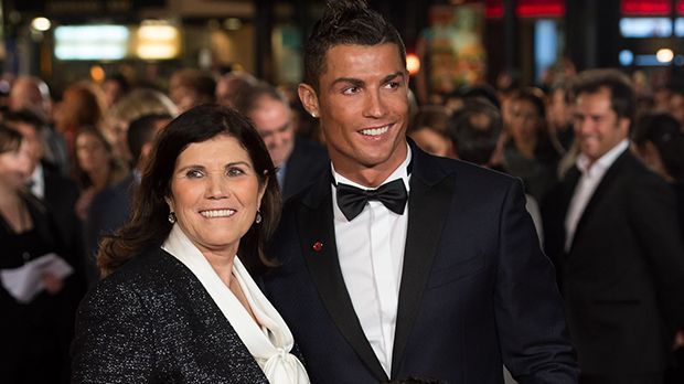 
                <strong>Einen Porsche für Mama</strong><br>
                Einen Porsche für Mama: Cristiano Ronaldo wäre nicht Cristiano Ronaldo, wenn er nicht auch seiner Familie etwas gutes tun würde. Zum Geburtstag bekam Mutter Dolores von ihrem Sohnemann eine etwas größere Aufmerksamkeit - einen Porsche Boxter. "Dieses Spielzeug habe ich von meinem Jungen bekommen", postete seine Mutter daraufhin auf Instagram. 
              