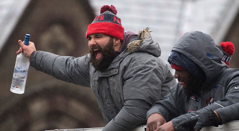 
                <strong>New England Patriots Super-Bowl-Parade</strong><br>
                Rob Ninkovich nimmt dagegen erst einmal einen Schluck aus der Wodka-Flasche, schließlich gewinnt man nicht alle Tage den Super Bowl. Der Alkohol zeigt nur wenig später seine Wirkung ...
              