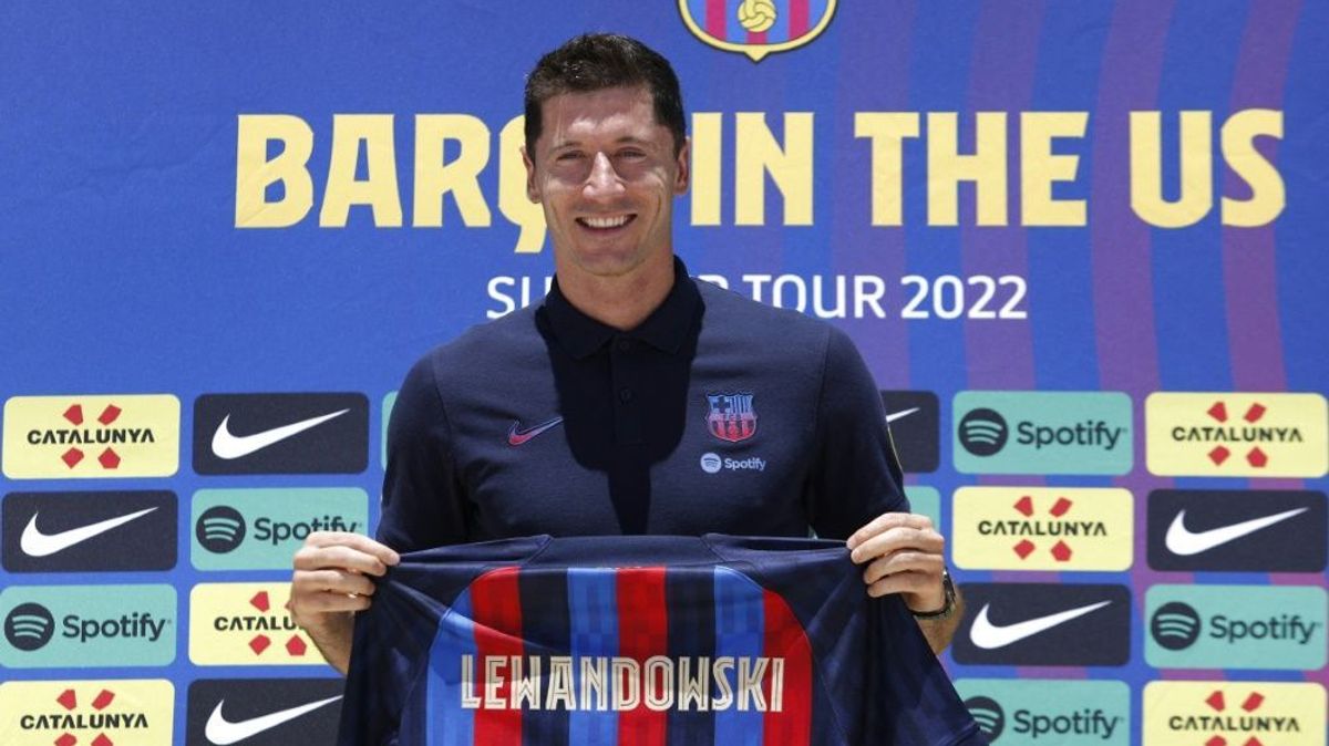 Robert Lewandowski posiert mit seinem neuen Trikot