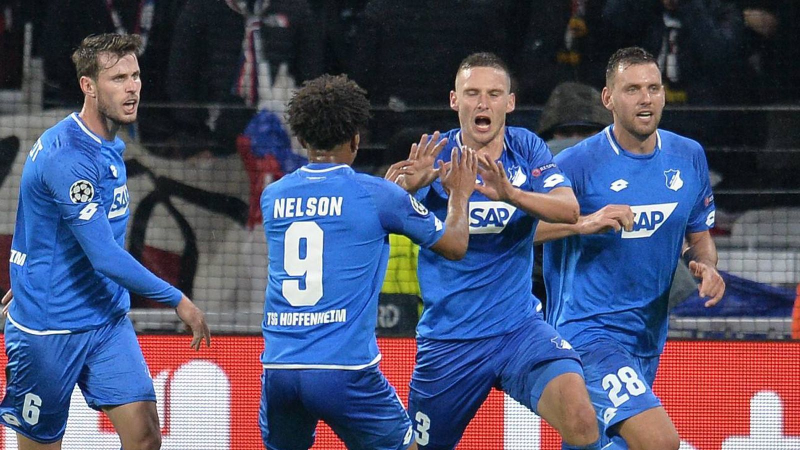 
                <strong>Hoffenheimer Aufholjäger</strong><br>
                Das Spiel war eigentlich schon verloren. 0:2 lag die TSG Hoffenheim bei Olympique Lyon zurück. Hinzu kam: Der Hoffenheimer Verteidiger Kasim Adams sah in der 51. Minute die Gelb-Rote Karte. Doch der Champions-League-Debütant bewies eine beeindruckende Moral. Andrej Kramaric (65.) und Pavel Kaderabek (90.+2) verhinderten mit ihren Treffern nicht nur das vorzeitige Aus, sondern sorgten auch für eine Premiere: Hoffenheim holte so als erstes Team der Champions-League-Geschichte in Unterzahl einen Zwei-Tore-Rückstand auf. (Quelle: Opta)
              