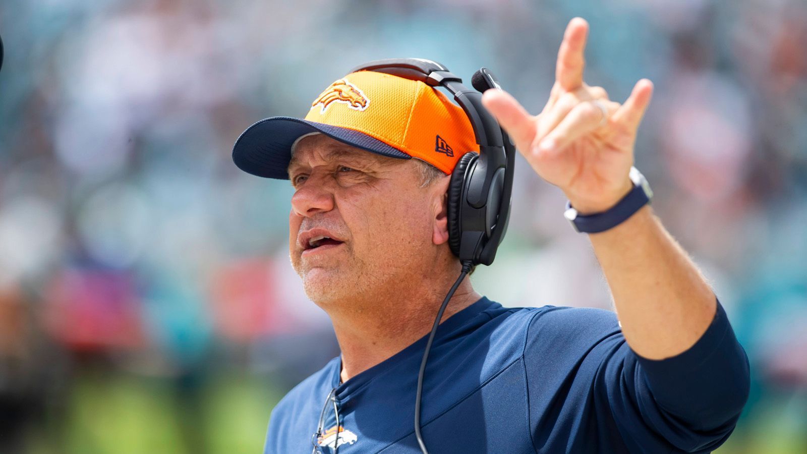 
                <strong>John Pagano (Denver Broncos)</strong><br>
                Nick Sirianni gilt als ein Coach, der gerne mit ehemaligen Weggefährten zusammenarbeitet. Mit John Pagano verbindet ihn eine Vergangenheit bei den Los Angeles Chargers, wo Pagano der Defensive Coordinator war. Anschließend verbrachte er die vergangenen Saison als Linebacker Coach bei den Denver Broncos. Pagano wäre die Option eines langjährigen NFL-Coaches mit viel Erfahrung - allerdings gilt er auch als Kandidat, Vic Fangio zu den Miami Dolphins zu folgen.
              