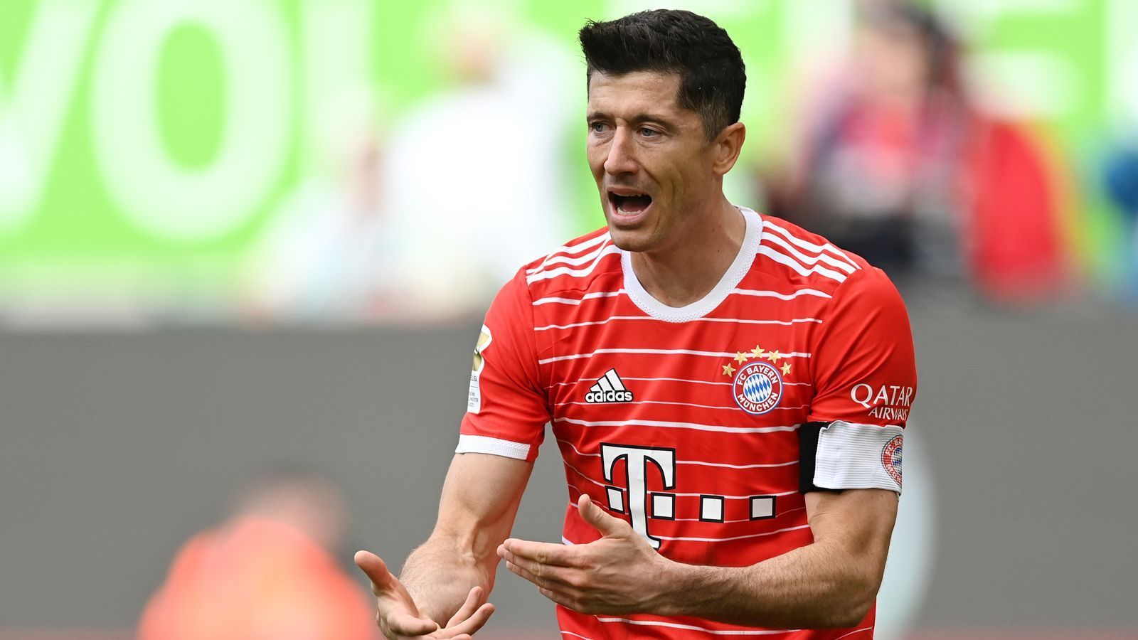 
                <strong>Lewandowskis Bayern-Vertrag ohne Ausstiegsklausel</strong><br>
                Die Geschichte zwischen Zahavi und den Münchnern begann zunächst mit Robert Lewandowski. Der polnische Torjäger wollte mithilfe des Spielerberaters, der einst auch beim Rekordtransfer von Neymar von Barca zu PSG involviert war, 2018 schon einmal den deutschen Rekordmeister verlassen. 
              